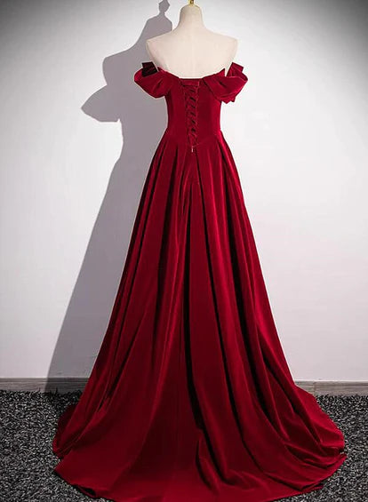Vestido de fiesta largo de terciopelo con cuentas y hombros descubiertos en color rojo vino